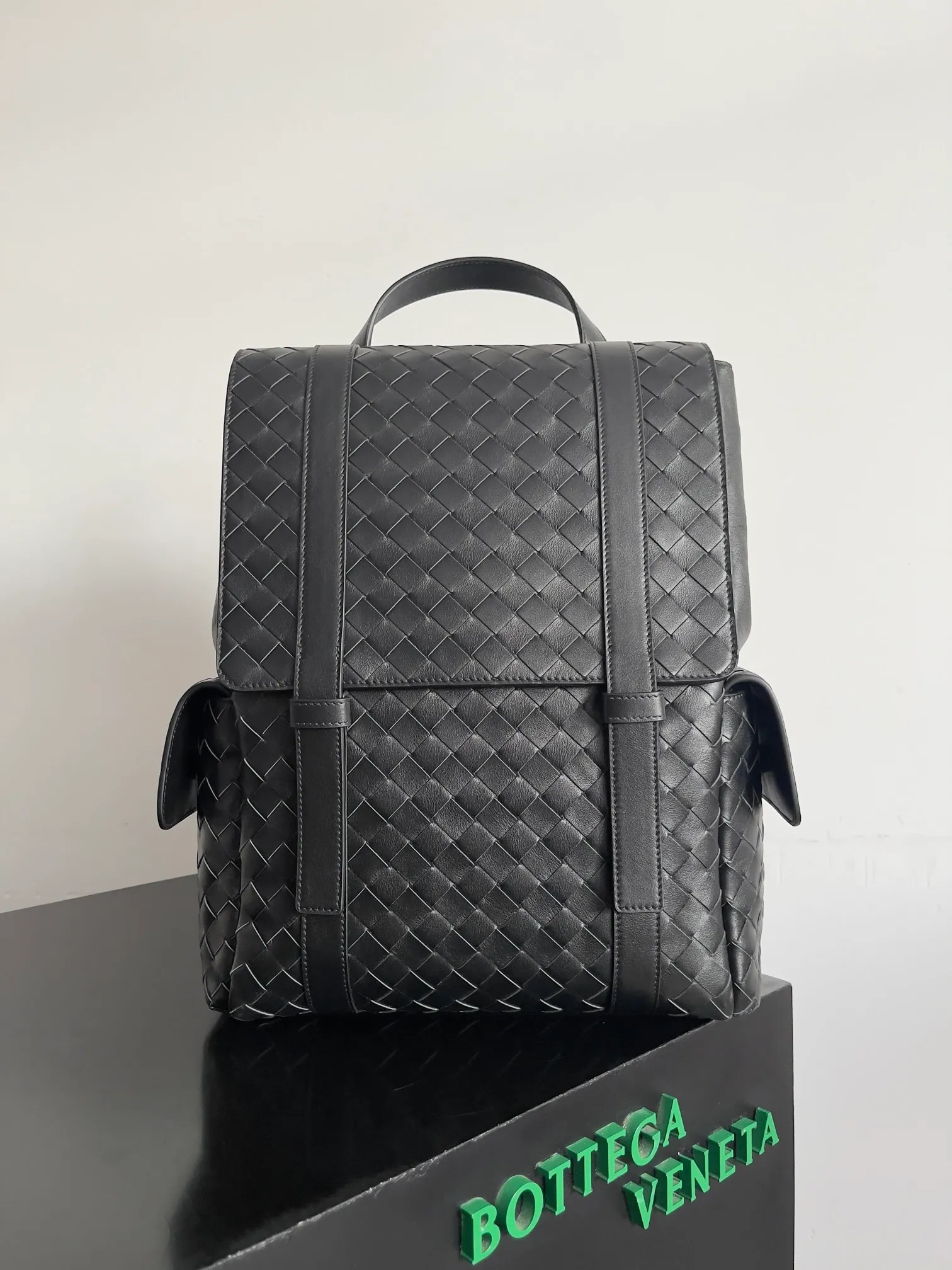 Batch 2560 Bottega Veneta's new Back To School backpack uses the iconic Intrecciato weaving leather process. Craftsmen use fine soft calfskin to weave it by hand. The weaving is tight and regular, and the texture is three-dimensional. The luster of the leather is super high-end, and the woven design of two different leathers creates a unique sense of layering. The flip-open design is equipped with two external flap pockets. It is super versatile whether it is for work, travel or daily life, and the capacity is also very practical.  The Back-To-School backpack is lighter than previous backpacks, and the space is large but not bulky. There are compartments for laptops and documents on the inner layer. The style is personalized, and it looks good and is easy to match. Carrying this backpack will double your chances of returning! Style number: 805971 Size: 39*31*14cm